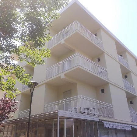 B&B - Meuble' - Hotel " Cordiale " Misano Adriatico Exteriér fotografie