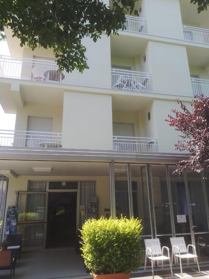 B&B - Meuble' - Hotel " Cordiale " Misano Adriatico Exteriér fotografie