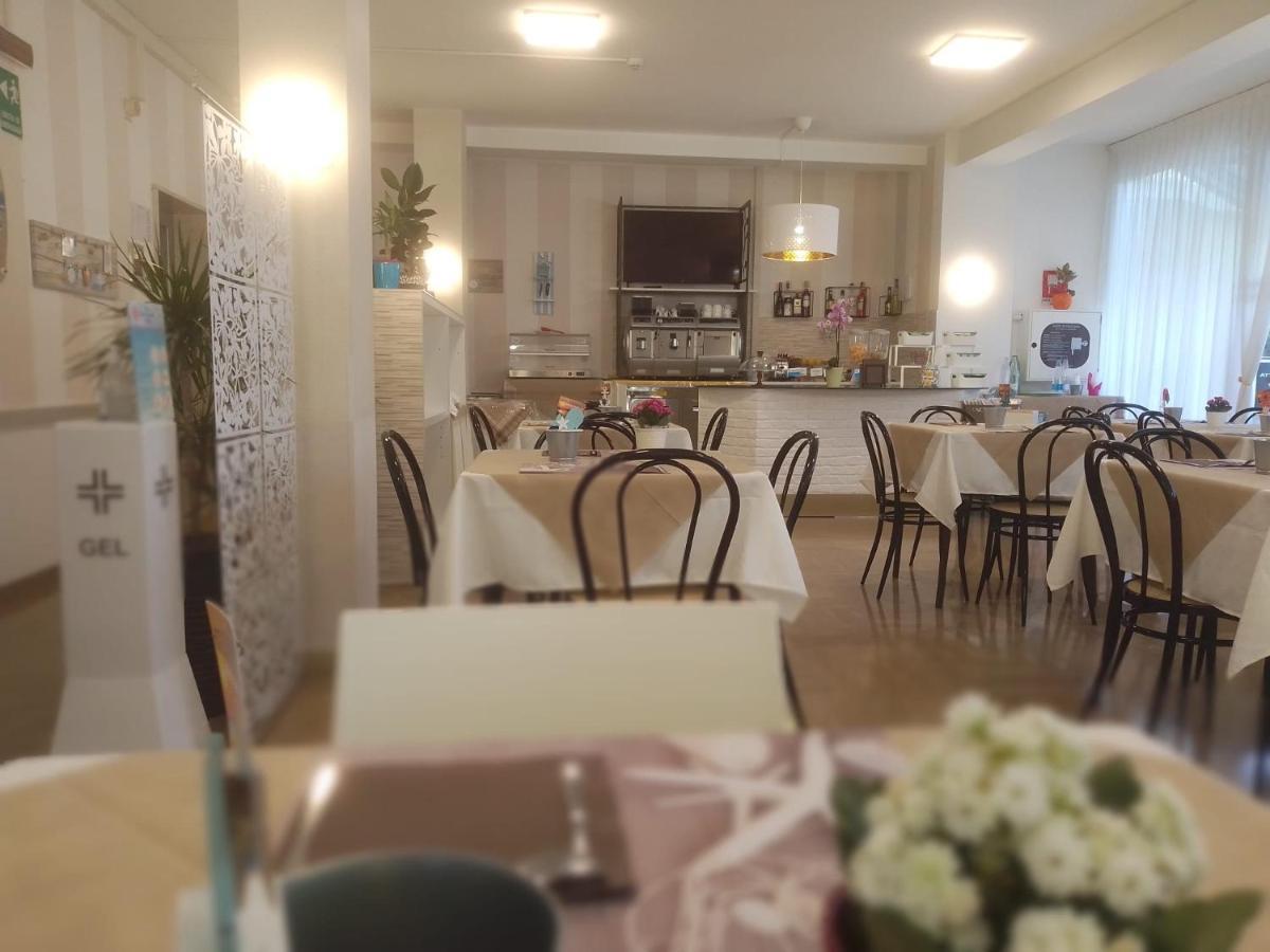 B&B - Meuble' - Hotel " Cordiale " Misano Adriatico Exteriér fotografie