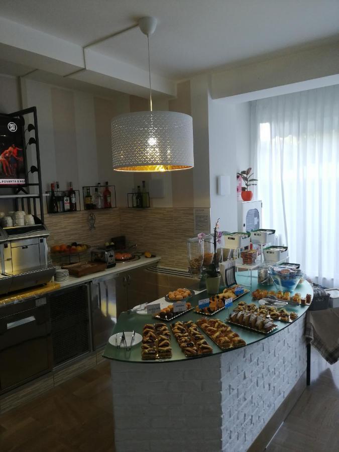 B&B - Meuble' - Hotel " Cordiale " Misano Adriatico Exteriér fotografie